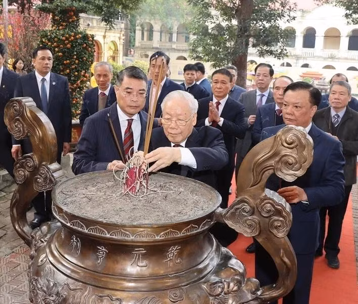 El máximo dirigente partidista de Vietnam coloca inciensos en el Palacio de Kinh Thien. El máximo dirigente partidista de Vietnam coloca inciensos en el Palacio de Kinh Thien.