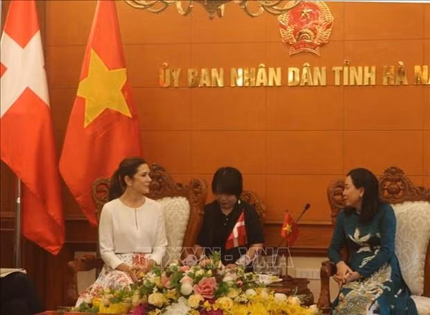 Reunión entre la princesa heredera María Isabel y la subsecretaria del Comité partidista en Ha Nam Dinh Thi Lua. (Fotografía: VNA)