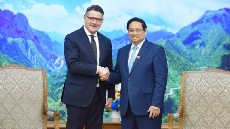 El primer ministro de Vietnam, Pham Minh Chinh (derecha), recibe al ministro-presidente del estado alemán de Hesse, Boris Rhein. (Fotografía: Nhan Dan)