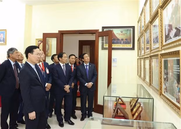 La delegación visita la sala memorial de la Embajada vietnamita en Laos. (Fotografía: VNA)