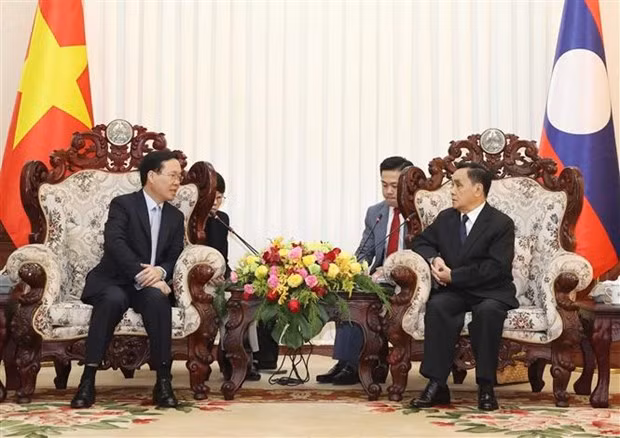 Panorama del encuentro entre el presidente de Vietnam, Vo Van Thuong, y el exprimer ministro de Laos, Thongsing Thammavong. (Fotografía: VNA) Panorama del encuentro entre el presidente de Vietnam, Vo Van Thuong, y el exprimer ministro de Laos, Thongsing Thammavong. (Fotografía: VNA)