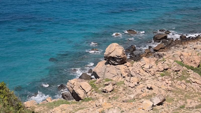Las rocas invaden la costa.