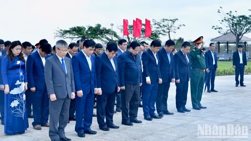 Los delegados rinden homenaje ante el Monumento a las Madres Heroicas Vietnamitas.