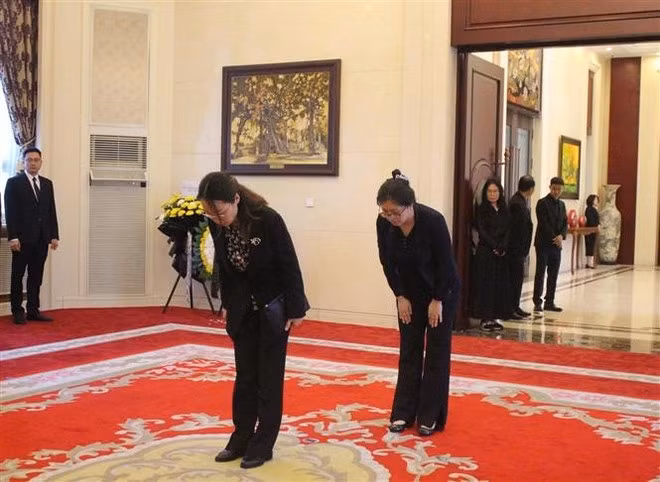 Una delegación de la Comisión de Asuntos Exteriores del Comité Central del Partido Comunista de China rinde homenaje al expresidente Tran Duc Luong. (Fotografía: VNA) Una delegación de la Comisión de Asuntos Exteriores del Comité Central del Partido Comunista de China rinde homenaje al expresidente Tran Duc Luong. (Fotografía: VNA)