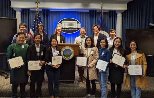 Integrantes del primer programa de intercambio de profesores entre Vietnam y Estados Unidos. (Fotografía: Embajada de Estados Unidos)