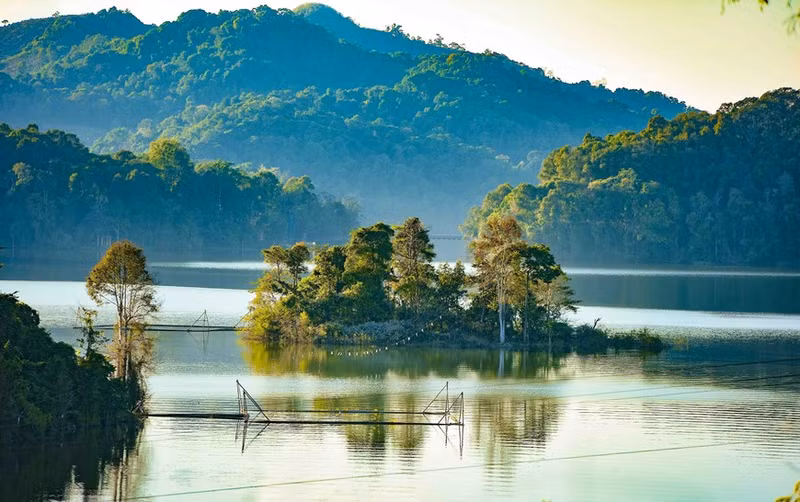 Una pequeña isla en el lago Pa Khoang.