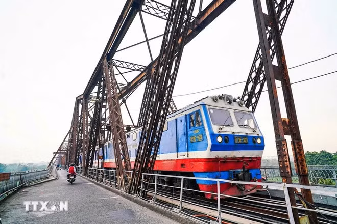 Con más de 120 años de historia, el puente de Long Bien es un patrimonio cultural que destaca por su arquitectura antigua, fruto del intercambio cultural entre Vietnam y Occidente, y por ser una "reliquia histórica", convirtiéndose en uno de los símbolos de la capital y un orgullo para sus pobladores.