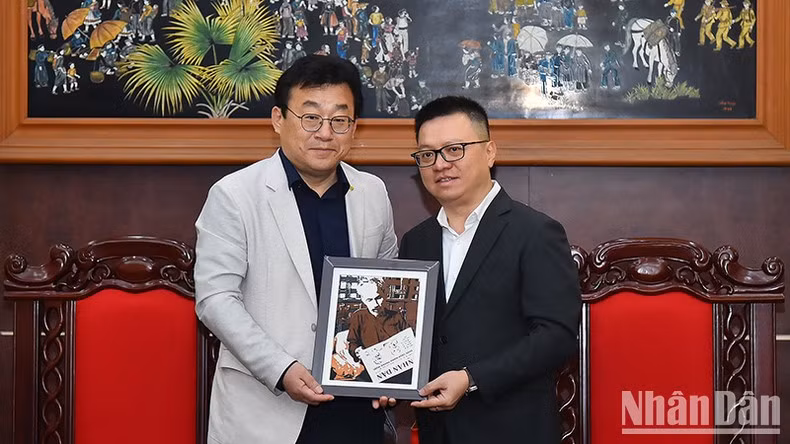 El compañero Le Quoc Minh entrega un regalo de recuerdo al visitante surcoreano. El compañero Le Quoc Minh entrega un regalo de recuerdo al visitante surcoreano.