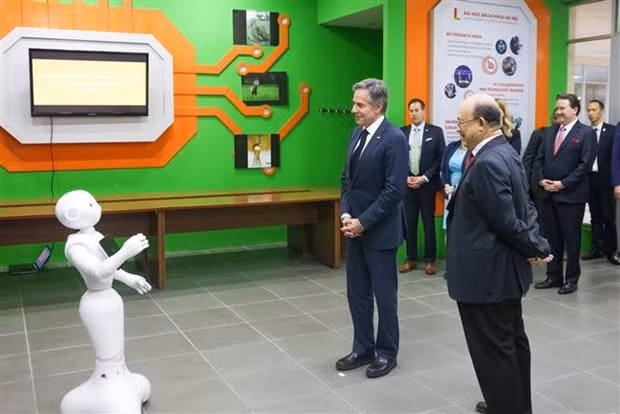 El secretario de Estado de Estados Unidos, Antony Blinken, visita la Universidad de Ciencia y Tecnología de Hanói. (Fotografía: VNA)