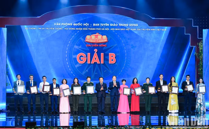 Los ganadores del premio B. (Fotografía: Nhan Dan)