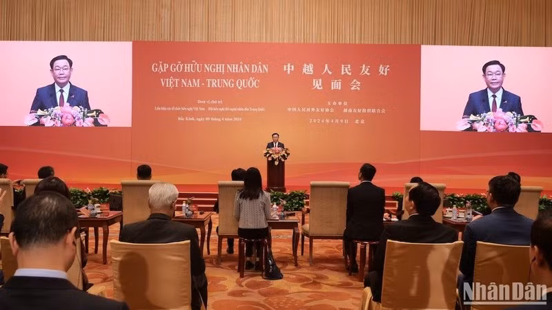 El presidente de la Asamblea Nacional de Vietnam, Vuong Dinh Hue, interviene en el encuentro. (Fotografía: Nhan Dan)