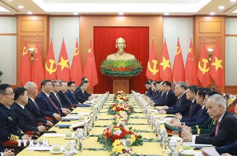 Escena de la reunión entre el secretario general del Partido Comunista de Vietnam, To Lam, y el secretario general del Partido Comunista de China y presidente del país, Xi Jinping, en Hanói, el 14 de abril de 2025. (Fotografía: VNA)