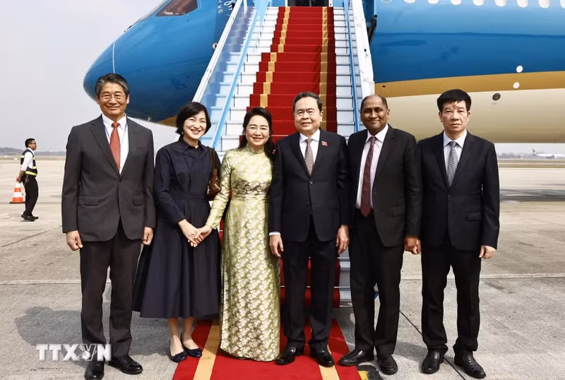 El embajador de Singapur en Vietnam, Jaya Ratnam, y el embajador japonés en Hanói, Ito Naoki, se despiden del presidente de la Asamblea Nacional de Vietnam, Tran Thanh Man, y su esposa antes de su gira a Singapur y Japón, el 1 de diciembre de 2024. (Fotografía: VNA)