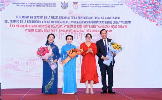 Las autoridades de Vietnam y Cuba en el evento. (Fotografía: VNA)