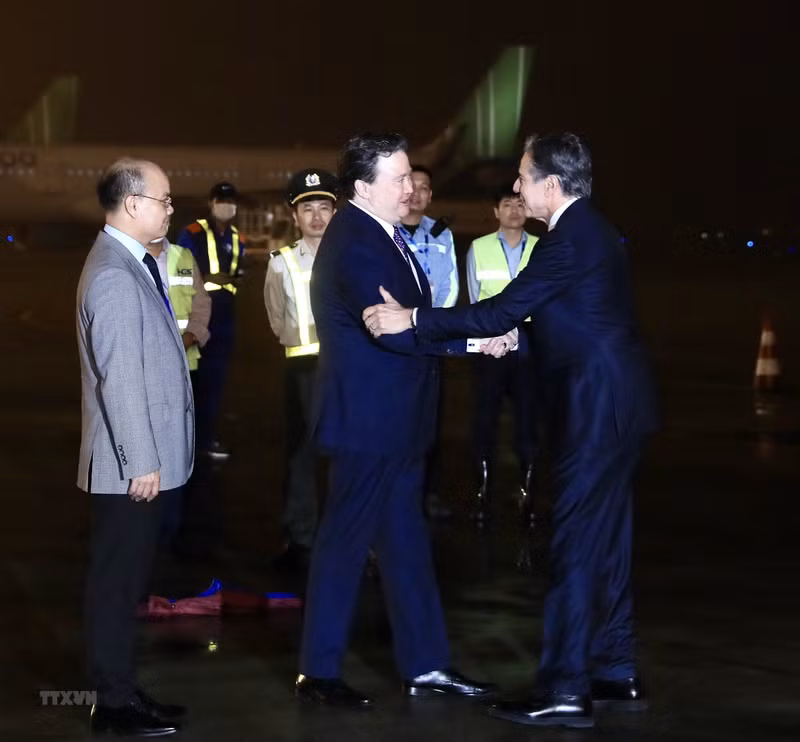 Le da la bienvenida en el aeropuerto el embajador de Estados Unidos en Vietnam, Marc E. Knapper (izquierda).