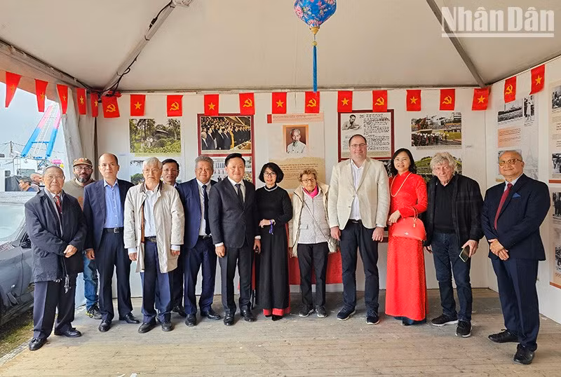 Phan Van Hung, redactor subjefe del periódico Nhan Dan, y Phan Thanh Phong, jefa de la Redacción Nhan Dan Mensual, posan junto a connacionales y amigos franceses.