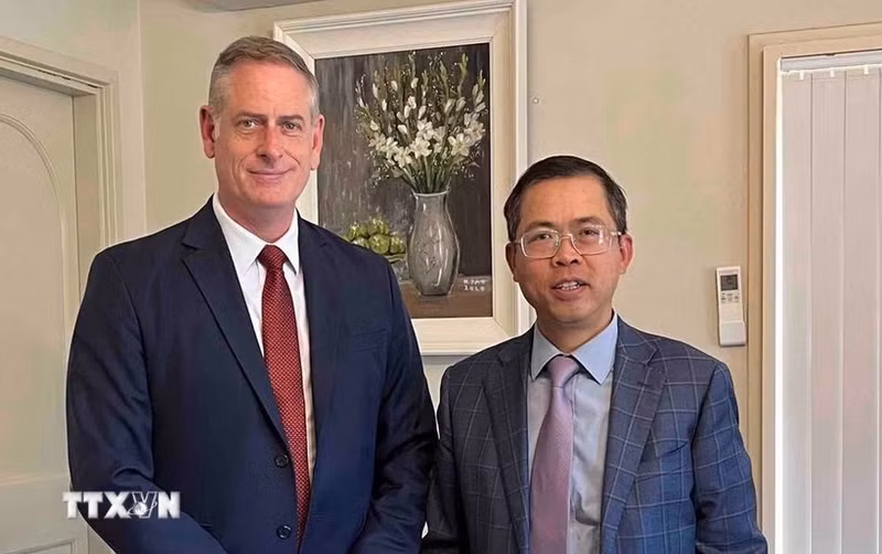 El embajador de Vietnam en Australia, Pham Hung Tam (derecha), y Simon White, presidente de la sección del Consejo Empresarial Australia-Vietnam de Queensland. (Fotografía: VNA)