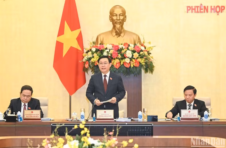 Según Dinh Hue, la reunión de dos días tocará asuntos cruciales, incluida la planificación de la agenda del quinto período de sesiones de la ANV de la XV legislatura. Posteriormente, la diputación permanente convocará una sesión temática sobre formulación de leyes. Según Dinh Hue, la reunión de dos días tocará asuntos cruciales, incluida la planificación de la agenda del quinto período de sesiones de la ANV de la XV legislatura. Posteriormente, la diputación permanente convocará una sesión temática sobre formulación de leyes.