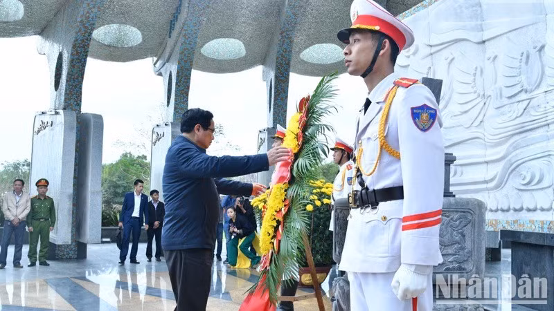 El primer ministro en la ofrenda floral.