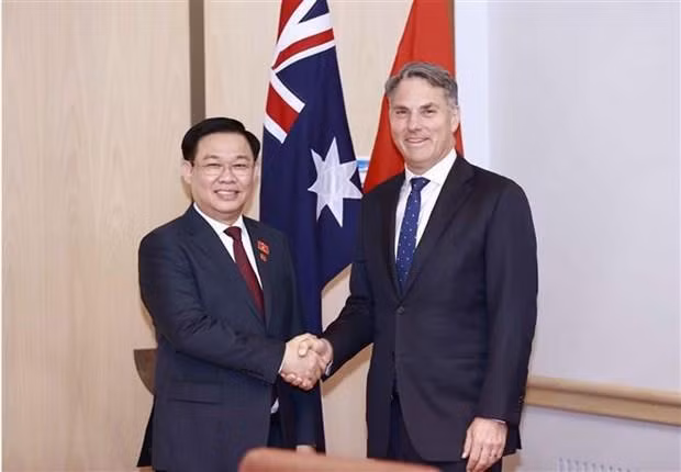El presidente de la Asamblea Nacional de Vietnam, Vuong Dinh Hue, y el viceprimer ministro y titular de Defensa de Australia, Richard Marles. (Fotografía: VNA)