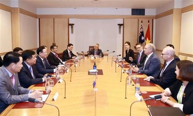 El presidente de la Asamblea Nacional de Vietnam, Vuong Dinh Hue, en la reunión con Don Farrell, ministro de Comercio y Turismo de Australia. (Fotografía: VNA)