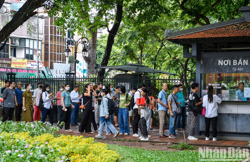 La cola de gente esperando comprar entradas.