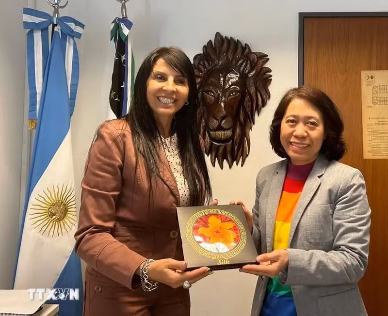 La embajadora de Vietnam en Argentina, Ngo Minh Nguyet, y la diputada nacional por la provincia de Río Negro, Lorena Villaverde. (Fotografía: VNA)