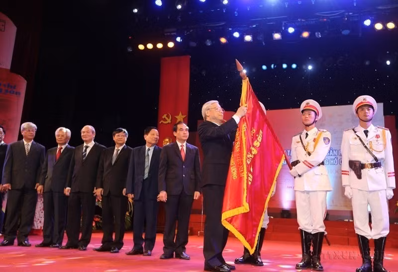 El secretario general Nguyen Phu Trong entrega la Orden Ho Chi Minh a la Revista Comunista en el 85 aniversario de su fundación (Hanói, el 4 de agosto de 2015). El secretario general Nguyen Phu Trong entrega la Orden Ho Chi Minh a la Revista Comunista en el 85 aniversario de su fundación (Hanói, el 4 de agosto de 2015).