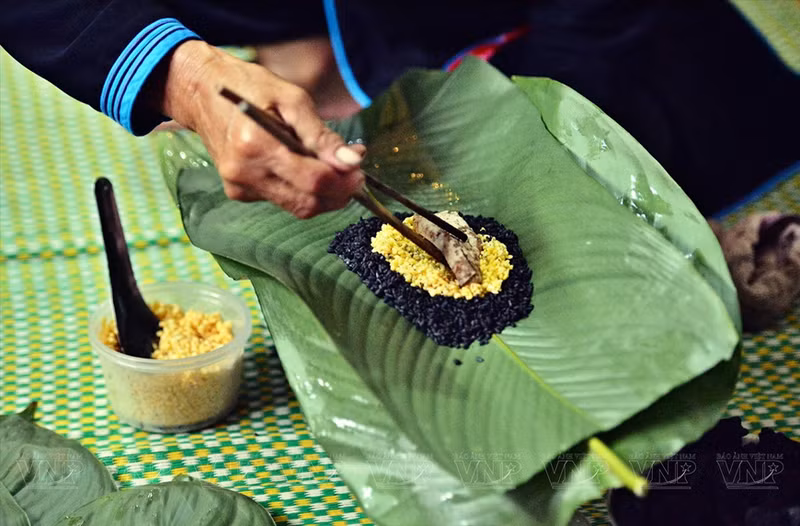 La proporción de mezclar carbón con arroz glutinoso debe ser razonable para crear un hermoso color negro sin cambiar el sabor del pastel.