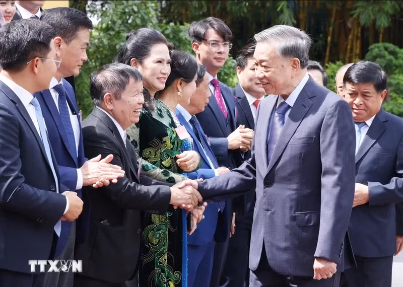 El secretario general del Partido y presidente To Lam recibe a los delegados de la Asociación de Pequeñas y Medianas Empresas de Vietnam.