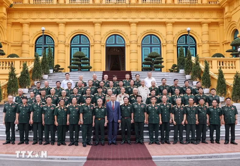 El secretario general del Partido y presidente To Lam posa junto a los veteranos.