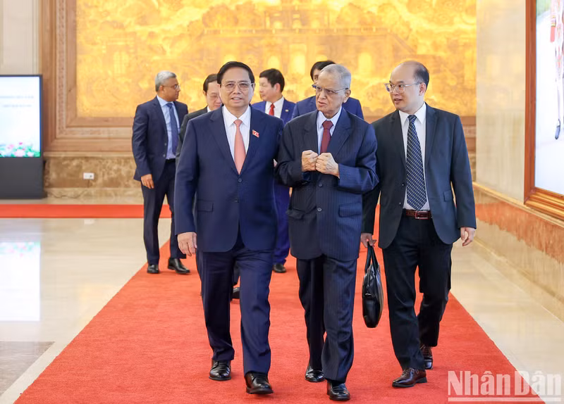 El primer ministro vietnamita, Pham Minh Chinh, y Nagavara Ramaroa Narayana Murthy, cofundador de Infosys. (Fotografía: Nhan Dan)
