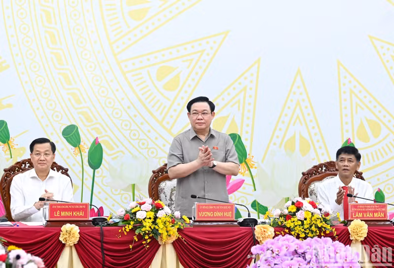 El presidente de la Asamblea Nacional, Vuong Dinh Hue, en la reunión.