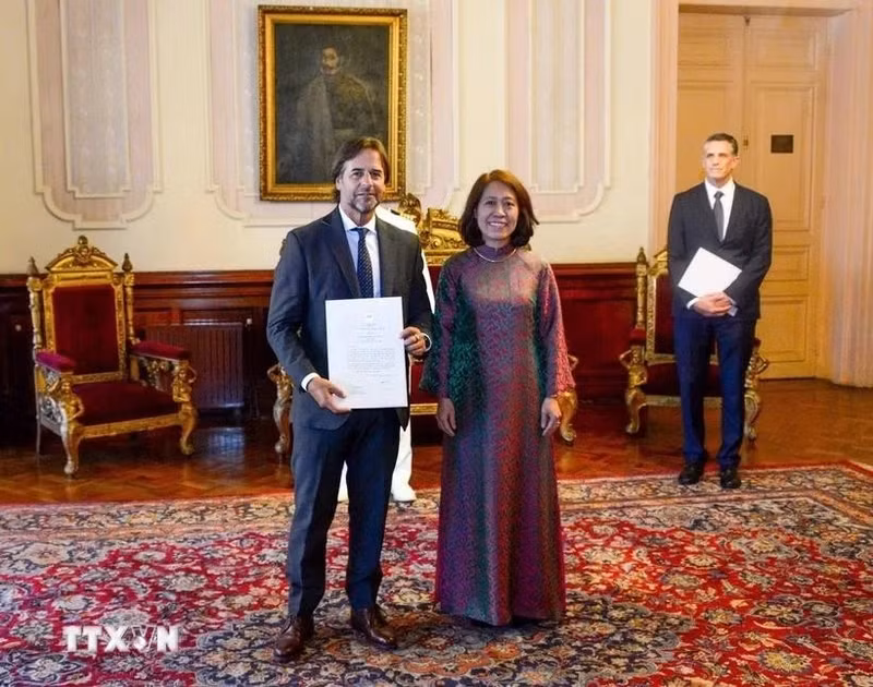La embajadora de Vietnam en Argentina, concurrente en Uruguay, Ngo Minh Nguyet, entrega en Montevideo las cartas credenciales al presidente uruguayo, Luis Lacalle Pou. (Fotografía: Palacio Presidencial de Uruguay/VNA)