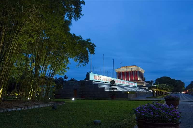 El espacio del Mausoleo de Ho Chi Minh, en la plaza de Ba Dinh, es una imagen típica de la capital.