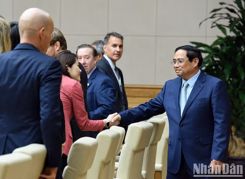 El jefe de Gobierno vietnamita se reúne con los delegados.