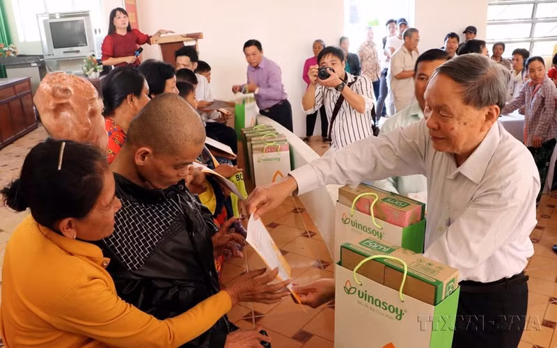 El coronel general Nguyen Van Rinh, presidente de la Asociación de Víctimas del Agente Naranja/dioxina de Vietnam, entrega obsequios a los afectados por la sustancia nociva en la provincia sureña de Soc Trang en 2019.