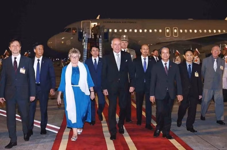 El presidente de Hungría, Tamás Sulyok, y su esposa llegan al aeropuerto internacional de Noi Bai, en Hanói, para una visita oficial en Vietnam. (Fotografía: VNA)