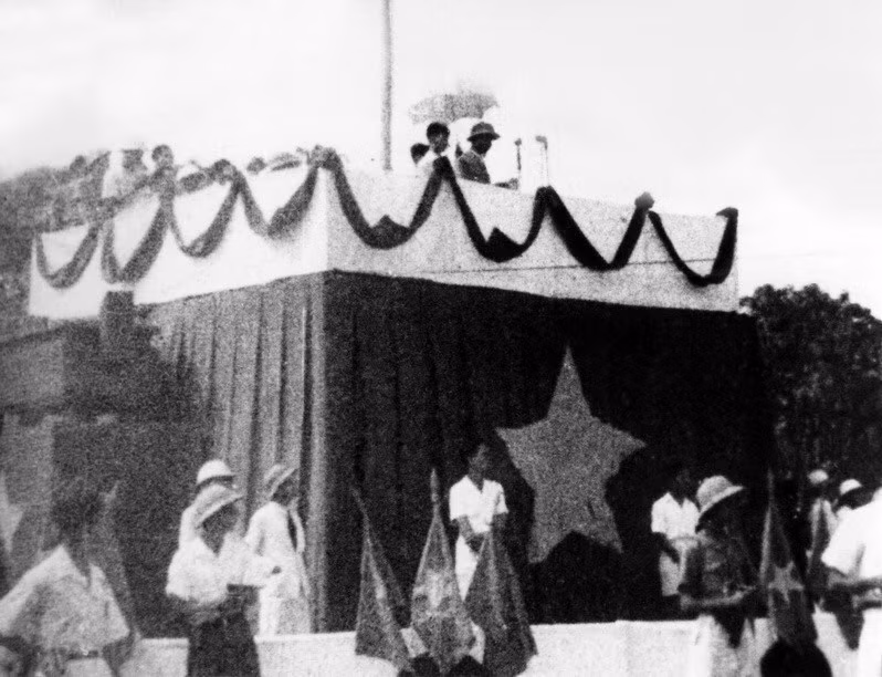 El 2 de septiembre de 1945, en la histórica plaza de Ba Dinh, el Presidente Ho Chi Minh leyó la Declaración de Independencia para marcar el nacimiento de la República Democrática de Vietnam, el primer Estado obrero-campesino del Sudeste Asiático, poniendo fin a la monarquía feudal en Vietnam y a más de 80 años bajo el yugo del colonialismo y el fascismo. El pueblo vietnamita pasó de ser esclavo a convertirse en ciudadanos de un país independiente y dueño de su propio destino. El 2 de septiembre de 1945, en la histórica plaza de Ba Dinh, el Presidente Ho Chi Minh leyó la Declaración de Independencia para marcar el nacimiento de la República Democrática de Vietnam, el primer Estado obrero-campesino del Sudeste Asiático, poniendo fin a la monarquía feudal en Vietnam y a más de 80 años bajo el yugo del colonialismo y el fascismo. El pueblo vietnamita pasó de ser esclavo a convertirse en ciudadanos de un país independiente y dueño de su propio destino.