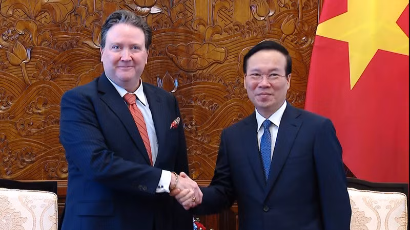 El presidente de Vietnam, Vo Van Thuong, recibe al embajador estadounidense, Marc E. Knapper. (Fotografía: VNA)