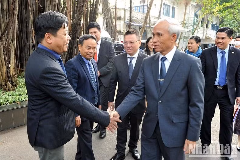 El compañero Khamphan Pheuyavong, recibido por dirigentes del diario.