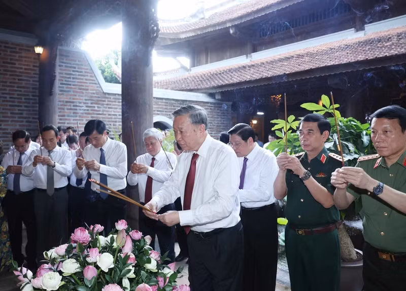 El secretario general del Partido Comunista de Vietnam, To Lam, rinde homenaje en el templo Chung Son, templo ancestral del Tío Ho. (Fotografía: VNA)
