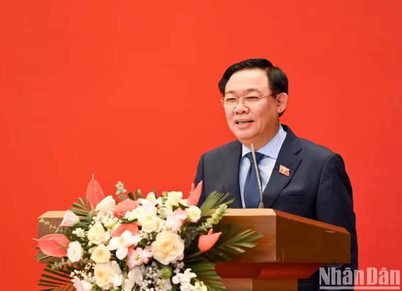 El presidente de la Asamblea Nacional de Vietnam, Vuong Dinh Hue, habla en la cita. (Fotografía: Nhan Dan).