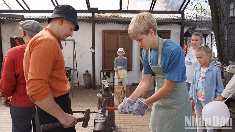 Un joven aprende a forjar utensilios de pastelería.