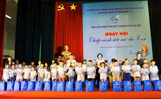 Entregan regalos a los niños huérfanos en Hanói. (Fotografía: VNA)