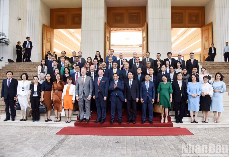 El jefe de Gobierno posa junto con los visitantes.