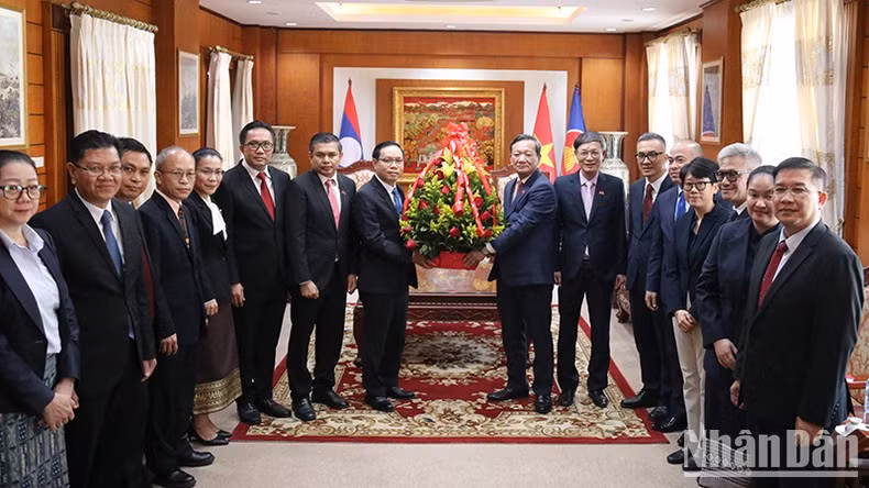 Una delegación del Ministerio de Relaciones Exteriores de Laos felicita por el 95 aniversario del Partido Comunista de Vietnam y el próximo Año Nuevo Lunar a la Embajada del país en Vientián. (Fotografía: Nhan Dan) 