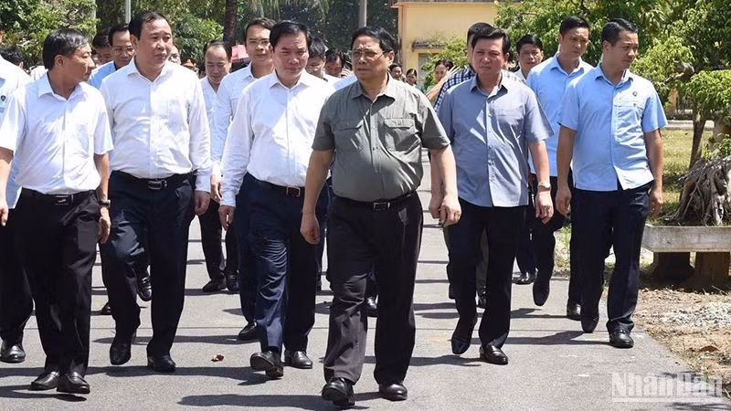 El jefe de Gobierno llega al Centro de Enfermería para Inválidos de Guerra de Nho Quan, en Ninh Binh.
