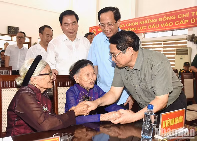 El premier visita a dos Madres Heroicas Vietnamitas (título conferido por el Estado a las mujeres con enormes aportes a la Revolución).