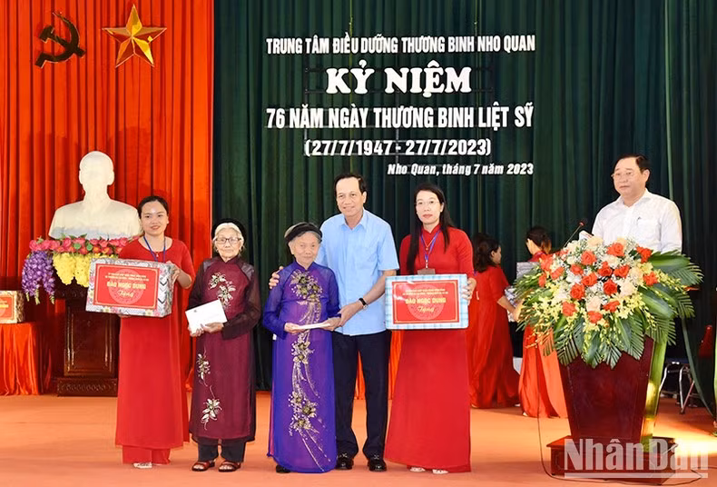 El ministro de Trabajo, Inválidos de Guerra y Asuntos Sociales otorga regalos a las Madres Heroicas Vietnamitas.